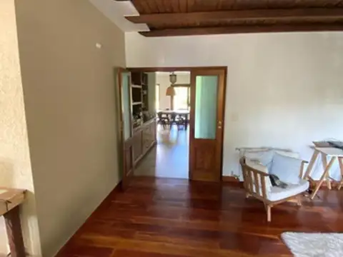 Casa 4 ambientes con 2 baños