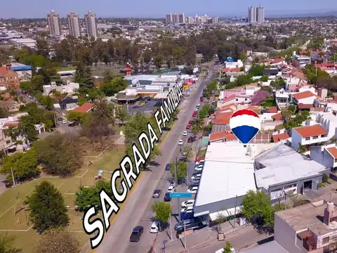 Venta salon comercial en Av Sagrada Flia c renta