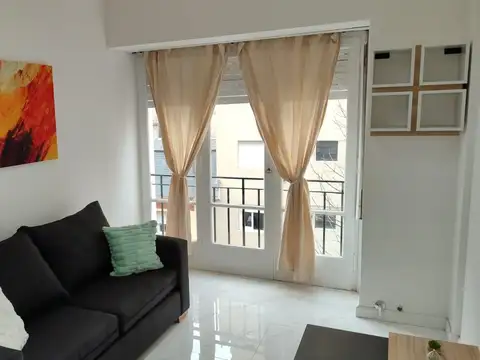 Departamento 2 amb con balcon a la calle.