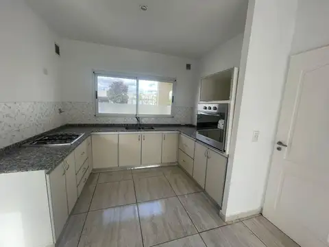 Casa en Alquiler con 1 cochera