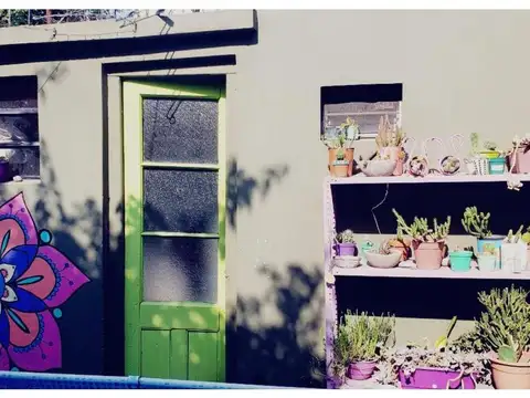 Casa con amplio jardín  · Alberdi