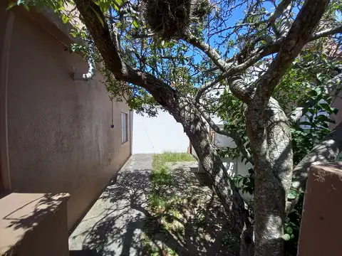 Venta de chalet de 3 amb en excelente zona de mar del tuyu calle 3 entre 70 y 71. Amoblado