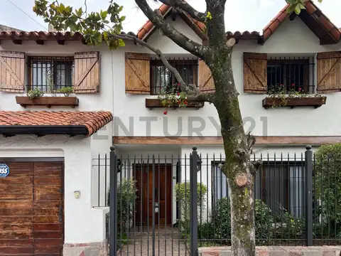 Casa de 4 Dormitorios con parrilla, jardin y pileta