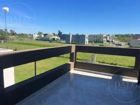 Casa 6 ambientes con 2 baños