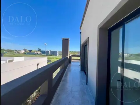 Casa en Venta con 4 cocheras