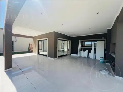 Casa 6 ambientes con 2 baños