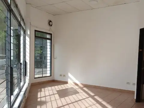 SAN MARTIN Y VIAMONTE - LOCAL EN ESQUINA