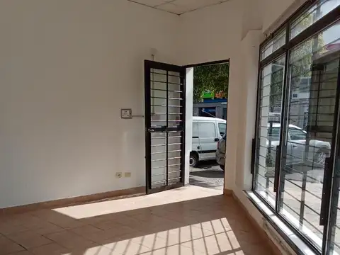 Local en Alquiler en Republica De La Sexta, $ 350.000