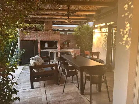 Casa 4 ambientes con 2 baños