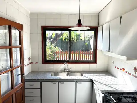 venta casa 4 ambientes con parque y cochera doble