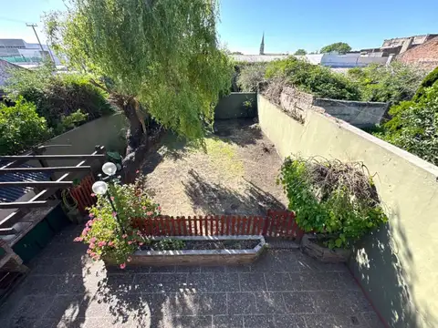 venta casa 4 ambientes con parque y cochera doble