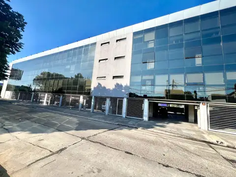 Martínez: Moderna Oficina Frente a Panamericana, 155 m² Cub. 3 Cocheras. Aire Acondicionado. 2 Baños