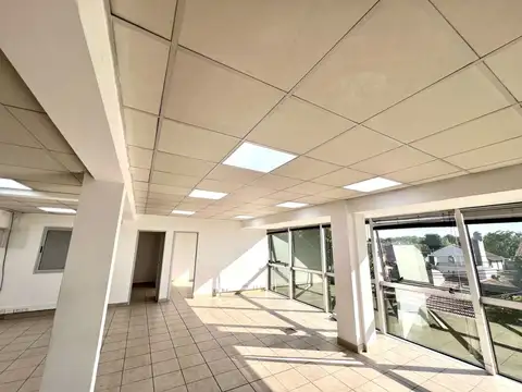 Martínez: Moderna Oficina Frente a Panamericana, 155 m² Cub. 3 Cocheras. Aire Acondicionado. 2 Baños
