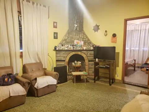 Casa 5 ambientes con 2 baños