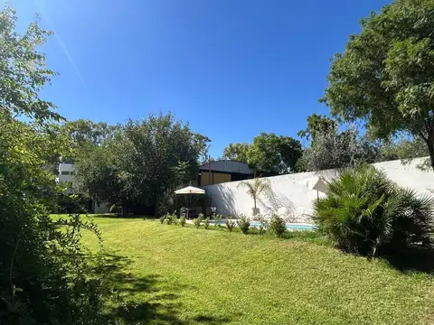 Casa en Alquiler con 4 cocheras