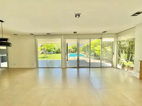 Casa en Alquiler con 6 cocheras