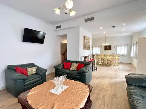 Casa 6 ambientes con 5 baños