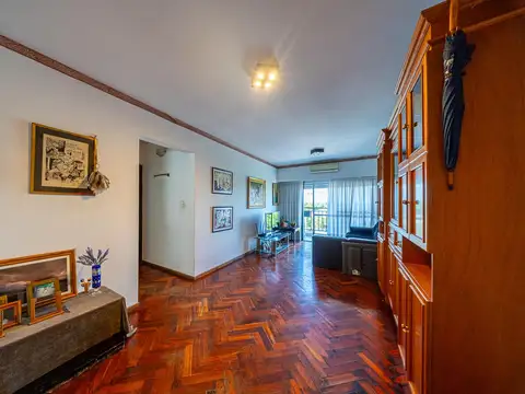 Amplio departamento de 2 dormitorios y 4 ambientes ubicado en barrio Echesortu