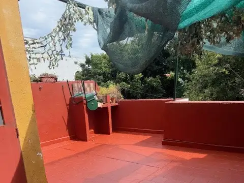 EXCELENTE CASA DE 4 AMBIENTES EN DOS PLANTAS A DOS CUADRAS SUBTE