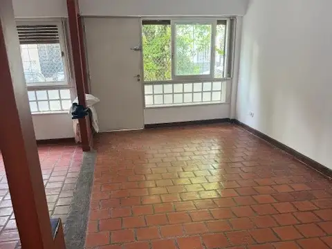 EXCELENTE CASA DE 4 AMBIENTES EN DOS PLANTAS A DOS CUADRAS SUBTE