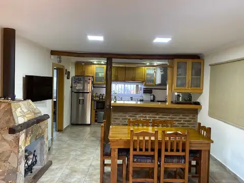 Casa 4 ambientes con 2 baños