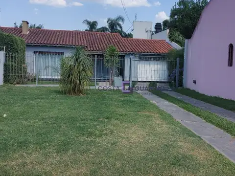Excelente casa de 4 ambientes en lote de 9,39 X 34,86 con parque con pileta