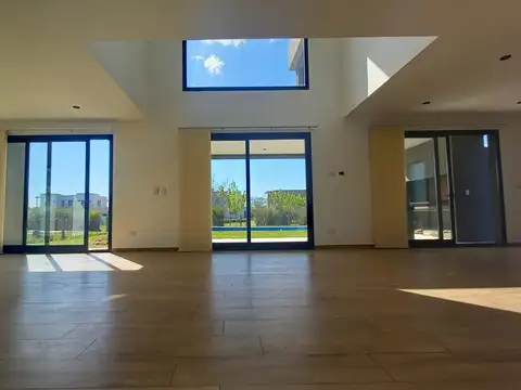 Casa 6 ambientes con 4 baños