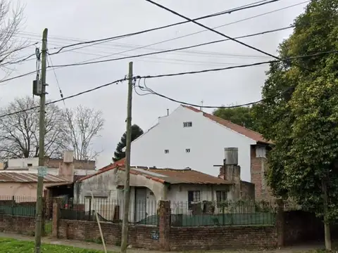 Lote de 17 x 20 mts. con casa a restaurar en venta o permuta