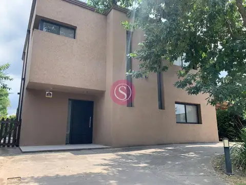 Casa de 6 Ambientes en Venta, Barrio Los Robles, Pilar 100