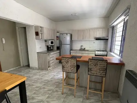 OPENHOUSE INMOBILIARIA VENDE espectacular dúplex frontal en calle Montevideo de Ciudad de Mendoza.