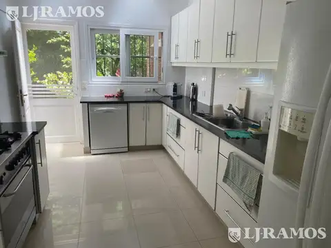 Casa 9 ambientes con 6 baños