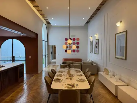 venta casa diseño de autor con pileta y cochera en barrio abasto