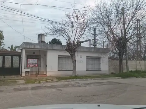 OPORTUNIDAD Casa a refaccionar con importante terreno IDEAL VIVIENDA O PARA EMPREDIMIENTO COMERCIAL