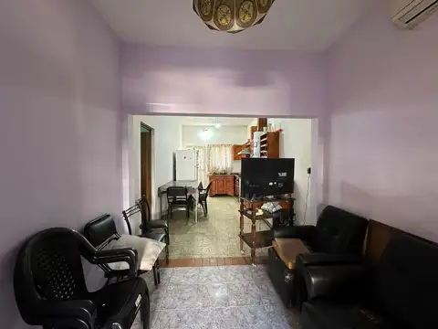 VENTA CASA 3 AMB. y 2 DEPTOS.  2 AMB. EN EZPELETA