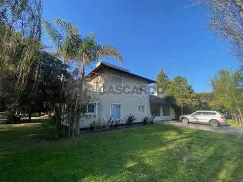 Chalet de 5 ambientes sobre lote en esquina centro del barrio.