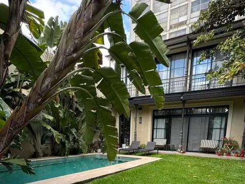 Casa en Dos Plantas con Jardín, Piscina, Quincho y Casa de Huespedes