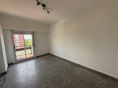 DEPARTAMENTO DE 3 AMBIENTES AL FRENTE CON BALCÓN - MUY LUMINOSO