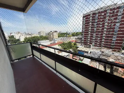 DEPARTAMENTO DE 3 AMBIENTES AL FRENTE CON BALCÓN - MUY LUMINOSO