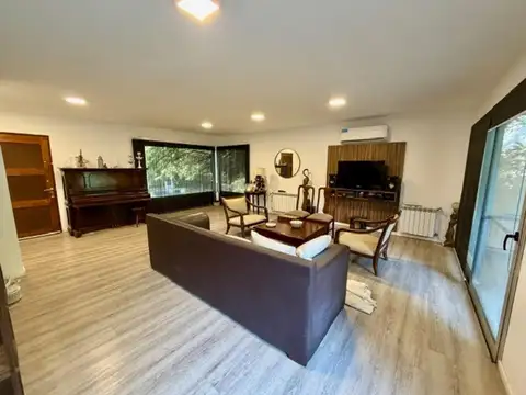 Casa en Alquiler con 3 cocheras