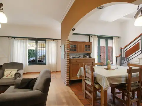 CASA 5 AMBIENTES CON FONDO Y PILETA