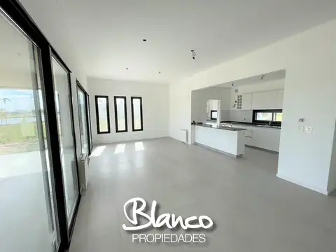 Casa 4 ambientes con 3 baños