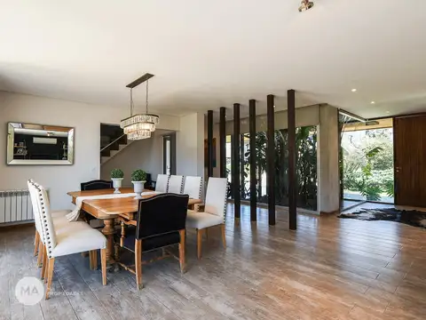 Casa 8 ambientes con 4 baños