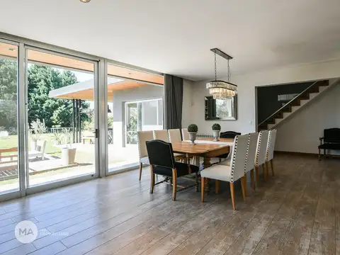 Casa en Venta con 2 cocheras