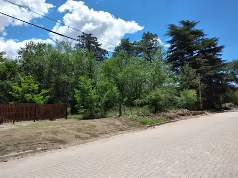 Terreno de 1.429m2 sobre la principal en el centro del pueblo