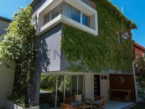 Casa de categoría en venta con pileta en Carrodilla