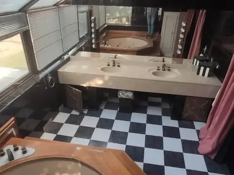 Casa en Venta con 8 cocheras