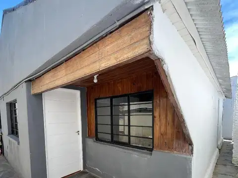 Alquiler. Casa 3 dormitorios. Tipo PH al fondo