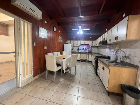 Casa en Venta con 3 cocheras
