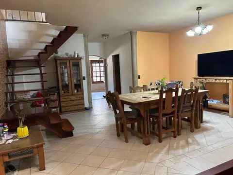 Casa 6 ambientes con 2 baños
