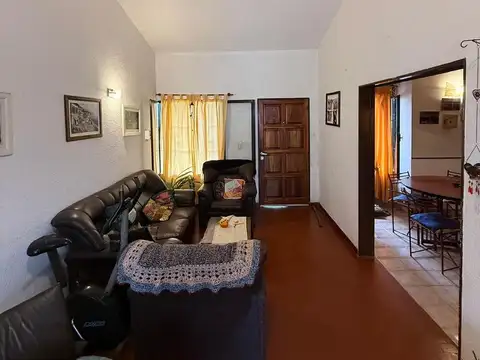 Casa 6 ambientes con 2 baños